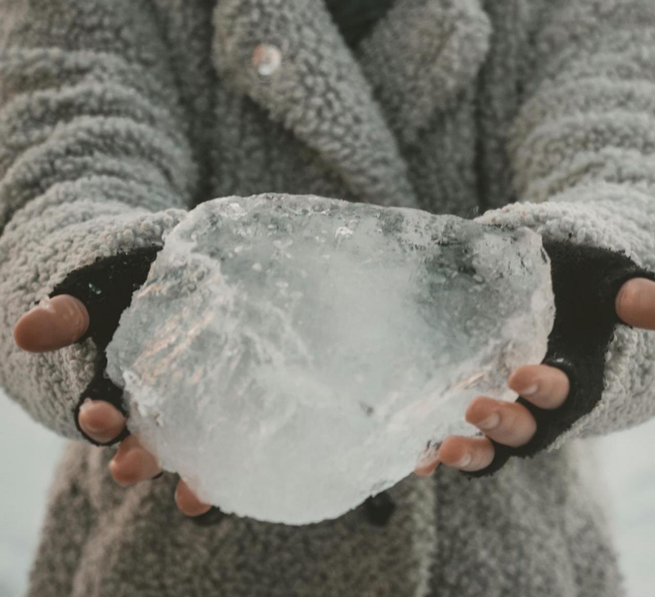 1769225437400417.jpg 手拿冰塊.jpg